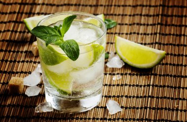 Taze kokteyl witn tozu, limon ve nane