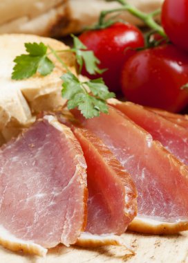 Füme domuz jambon ve domates 