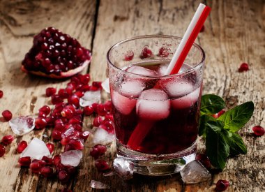 Taze kırmızı suyu nar taneleri ile kokteyl
