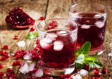 Taze kırmızı suyu nar taneleri ile kokteyl