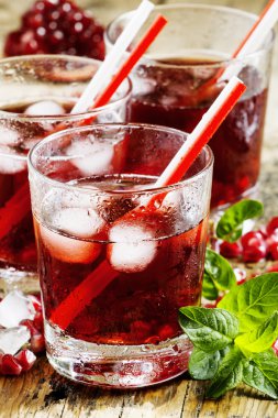 Taze kırmızı suyu nar taneleri ile kokteyl