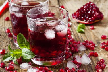 Taze kırmızı suyu nar taneleri ile kokteyl