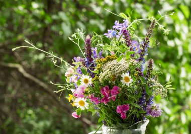 Otlar ve kır çiçekleri buketi
