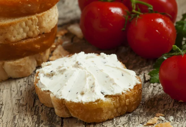 Crostini casero con queso blando y tomates —  Fotos de Stock