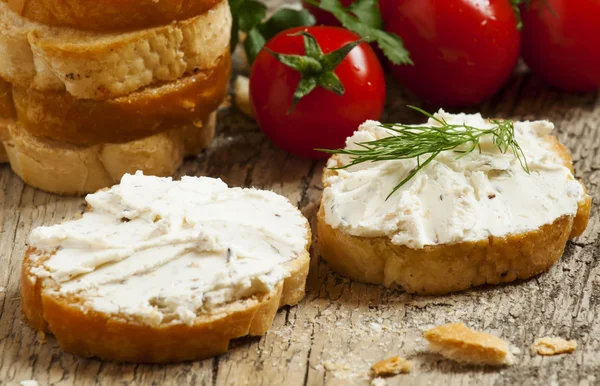 Otthoni crostinivel, lágy sajt és paradicsom — Stock Fotó