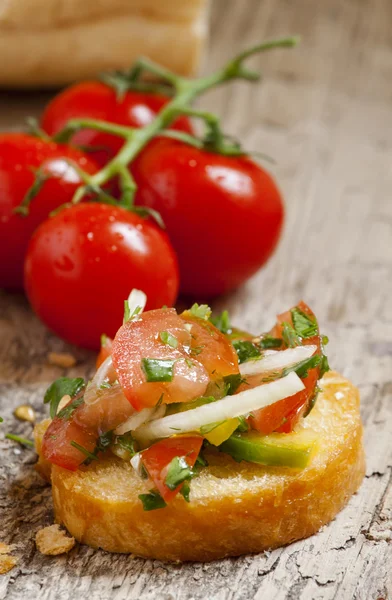Bruschetta italiana con tomate, cebolla y campana petsem —  Fotos de Stock