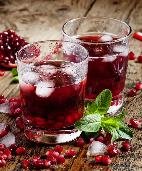 Свіжий коктейль червоного соку з насінням граната — стокове фото