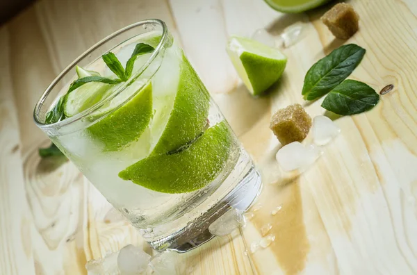 Verse cocktail witn soda, citroen en munt — Stockfoto