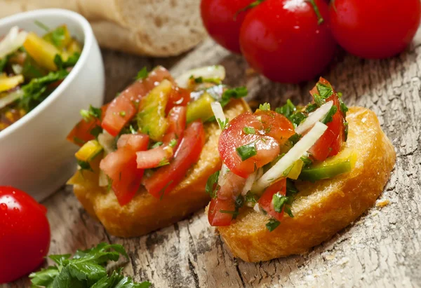 Bruschetta italiana con tomate, cebolla y campana petsem —  Fotos de Stock