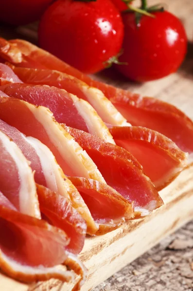 Jamón ahumado de cerdo y tomates — Foto de Stock