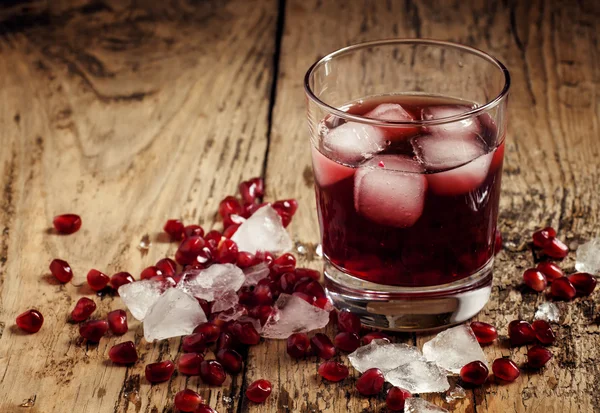 Färsk röd juice cocktail med granatäpplekärnor — Stockfoto