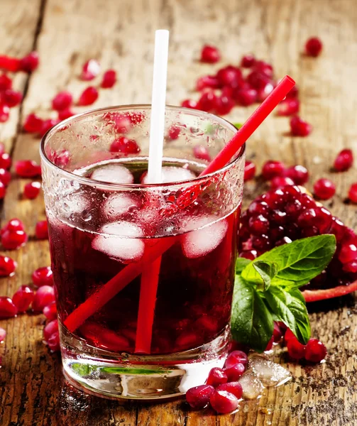 Vers rood sap cocktail met granaatappel zaden — Stockfoto