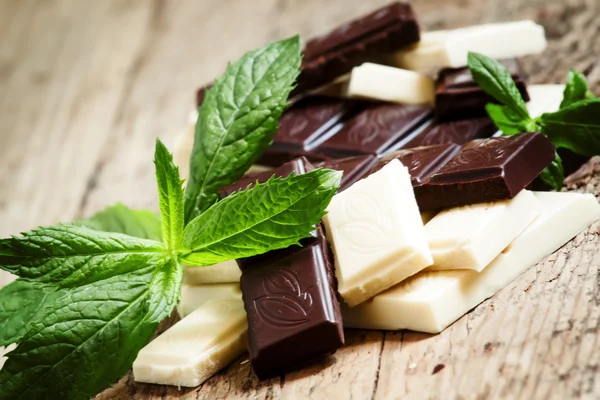 Delicious white and dark chocolate with mint — Stock Photo, Image