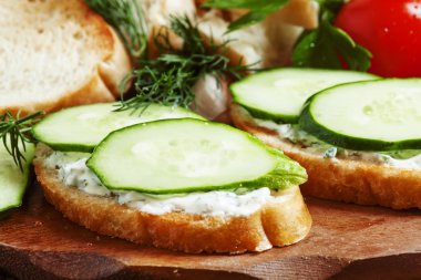 Bruschetta beyaz sos ve salatalık ile