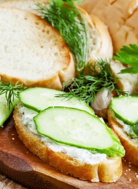 Bruschetta beyaz sos ve salatalık ile