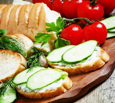 Bruschetta beyaz sos ve salatalık ile