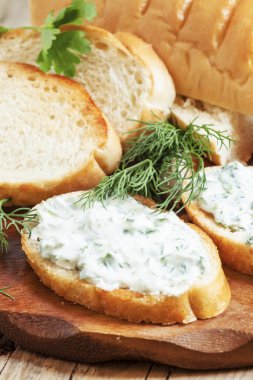 Bruschetta beyaz sos ve otlar ile