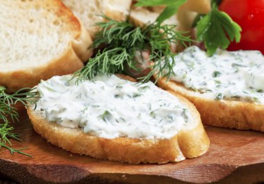 Bruschetta beyaz sos ve otlar ile