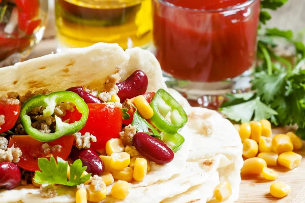 Cozinhar burritos, recheio de tortilla ao ar livre — Fotografia de Stock