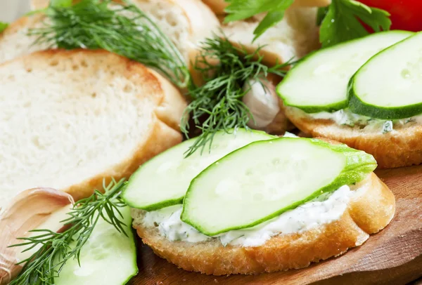 Bruschetta con salsa blanca y pepino —  Fotos de Stock