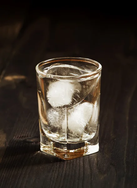 Z lodu w szklance wody — Zdjęcie stockowe