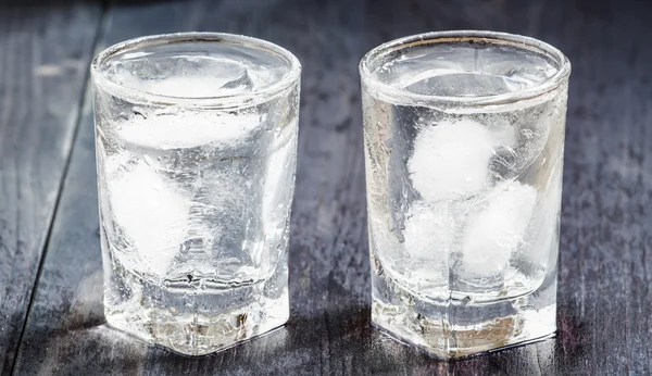 Kallt vatten med is i ett glas — Stockfoto