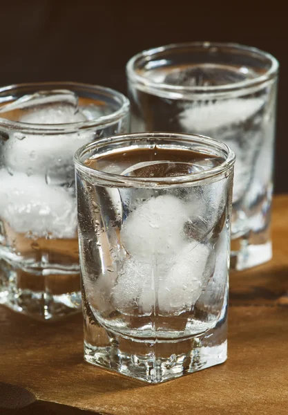 Koud vers water met ijs in een glazen — Stockfoto