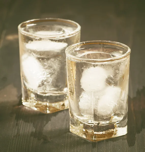 Eau fraîche froide avec de la glace dans un verre — Photo