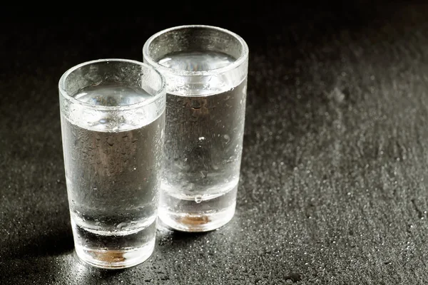 Dos vasos de ginebra sobre un fondo oscuro —  Fotos de Stock