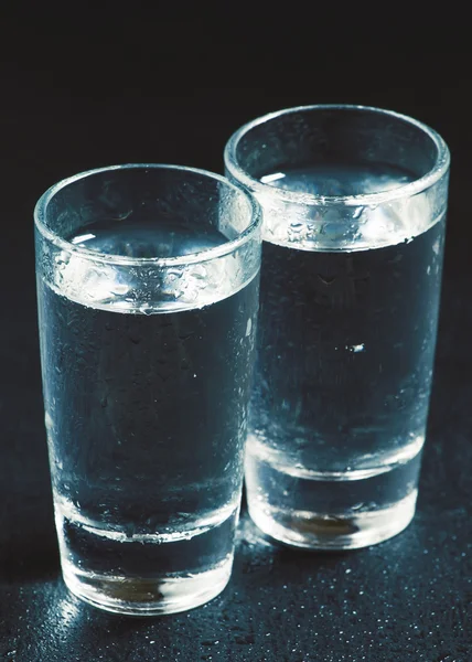 Két pohár gin egy sötét háttér — Stock Fotó