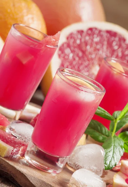 Красный коктейль из свежего розового грейпфрута — стоковое фото