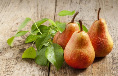 Su damlaları ile taze pembe armut 