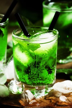 Nane, buz ve soda ile yeşil kokteyl.