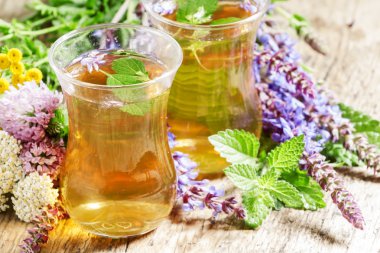 Yeşil Çay otlar İslam gözlük ile