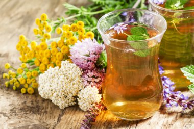 Yeşil Çay otlar İslam gözlük ile