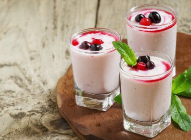 Meyve suyu ve kuş üzümü ile ev yapımı yoğurt