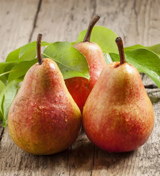 Frische rosa Birnen mit Wassertropfen — Stockfoto