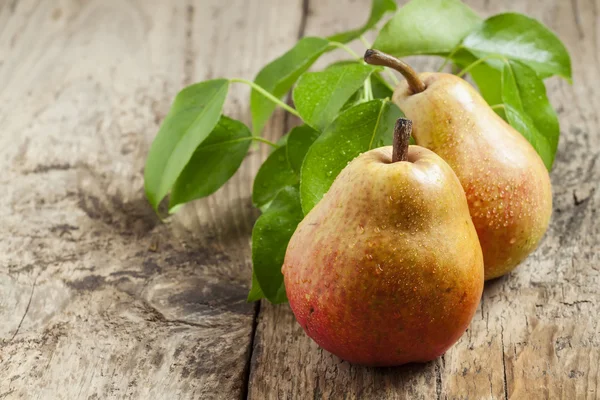 Pere rosa fresche con gocce d'acqua — Foto Stock