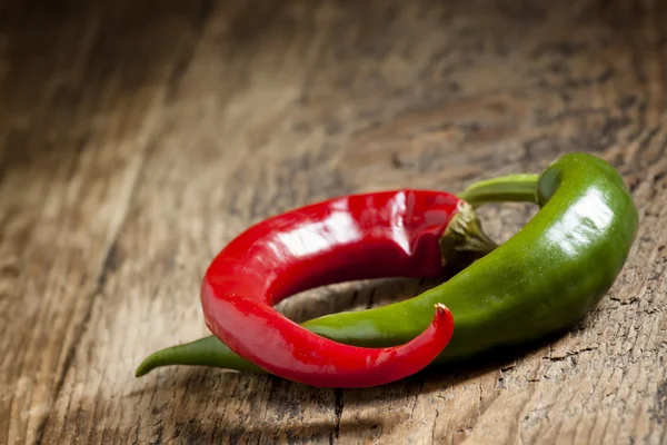 Röd och grön chilipeppar — Stockfoto