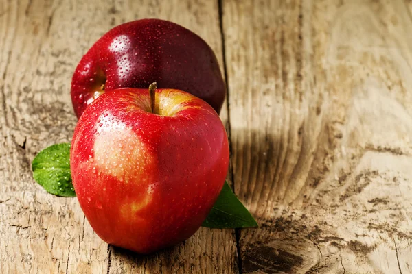 水の滴を 2 つの赤いリンゴ — ストック写真