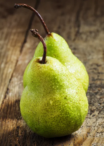 Due pere verdi fresche con gocce d'acqua — Foto Stock