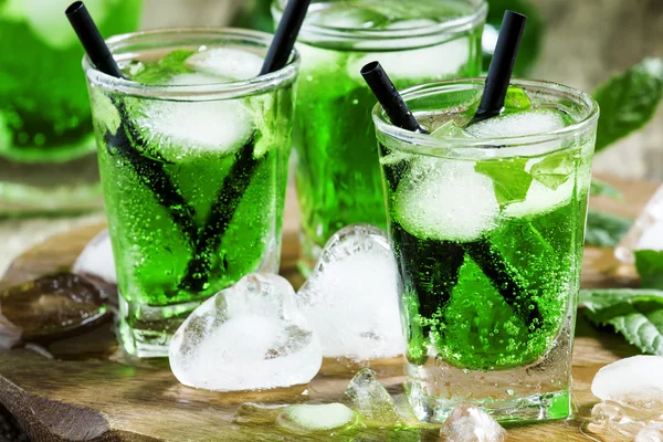 Grüner Cocktail mit Minze, Eis und Soda — Stockfoto