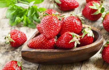 Bir kalp şeklinde bir kase taze çilek