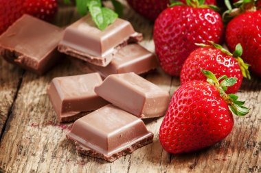 Sütlü çikolata ve çilek
