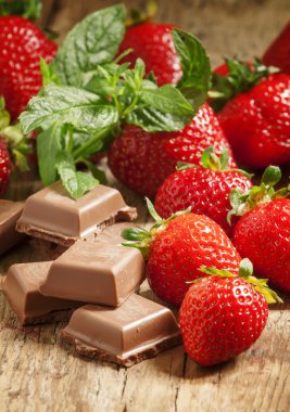 Sütlü çikolata ve çilek