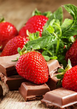 Sütlü çikolata ve çilek