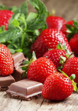 Sütlü çikolata ve çilek