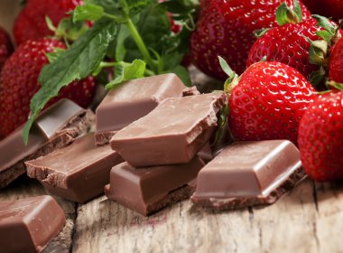 Sütlü çikolata ve çilek