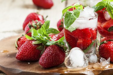 Çilek nane ve buz ile kokteyl