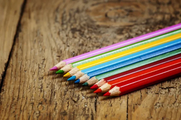 Espacio de trabajo con lápices de colores — Foto de Stock